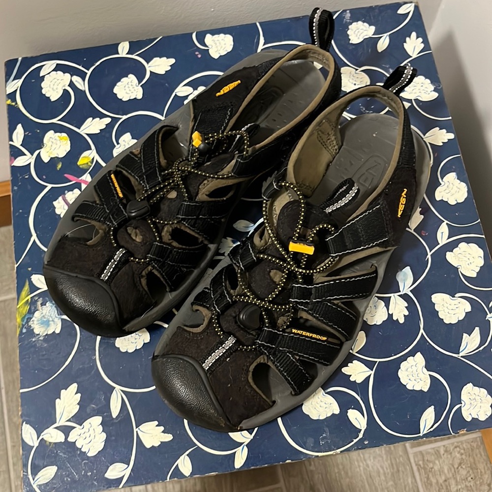 Keens mens hiking sandals size 8
